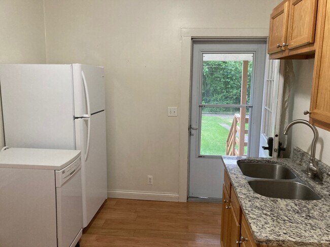 Foto del edificio - 451 E Main St