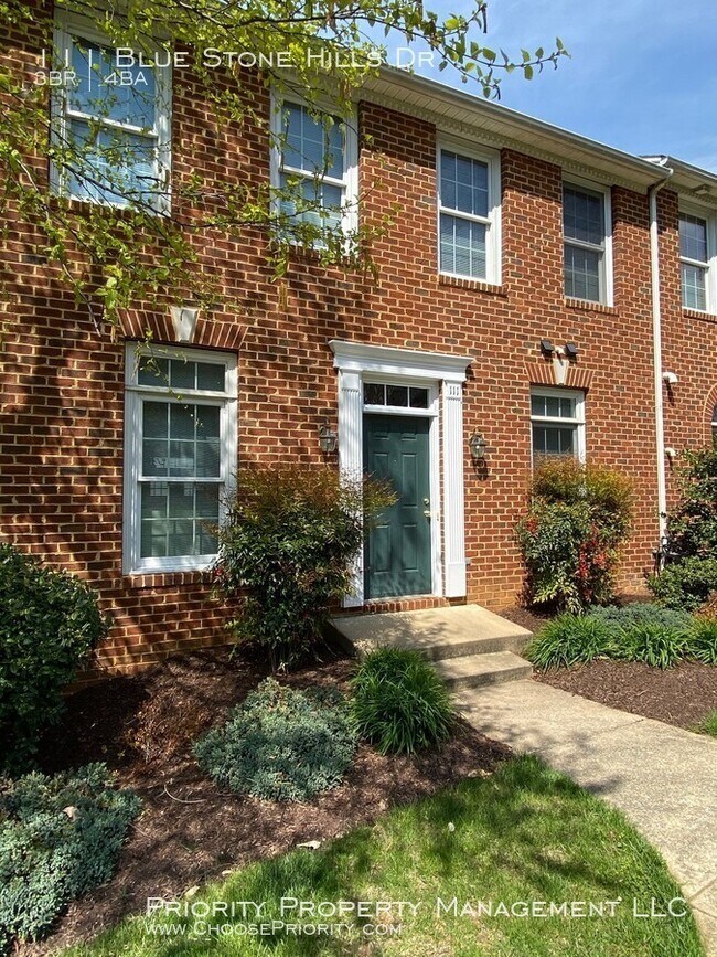 Building Photo - Gorgeous 3 Bed 3.5 Bath End Unit