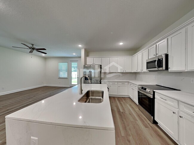 Building Photo - 11661 Hillside Dr