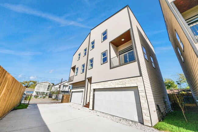 Building Photo - 1216 D E 34th St