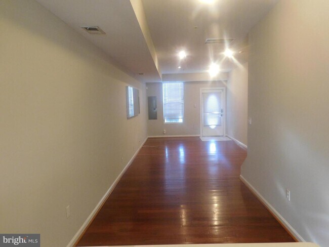 Building Photo - 1127 Holbrook St NE