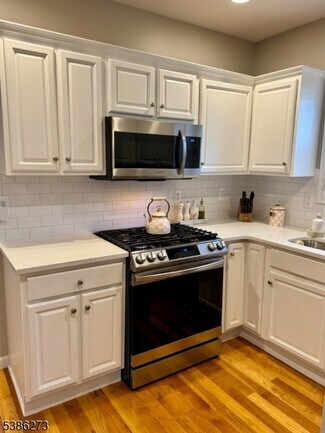 Building Photo - 66 King St