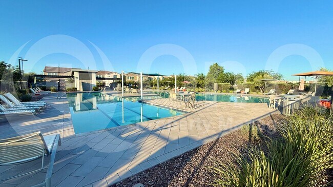 Building Photo - 1068 E Sabino Dr