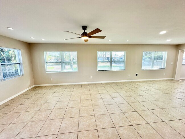 Foto del edificio - ** CENTRAL NAPLES ** 2 BED / 2 BATH HOME - NO HOA - PETS OK ** ANNUAL **