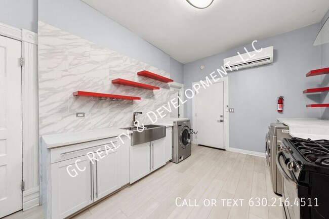 Building Photo - 2307 S Leavitt St