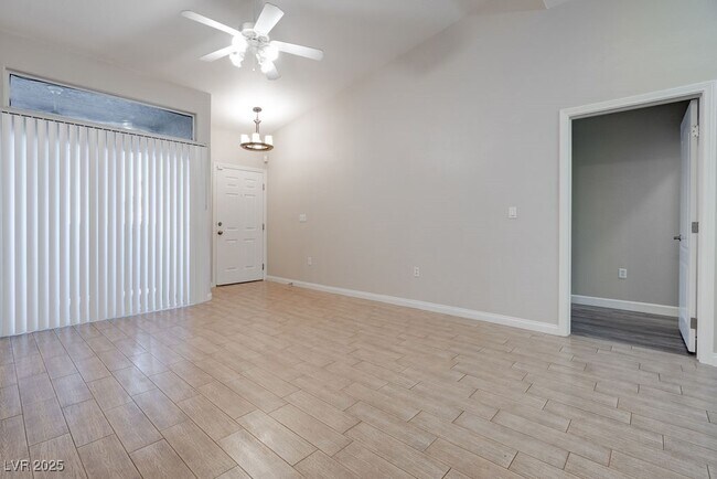 Foto del edificio - 2305 W Horizon Ridge Pkwy