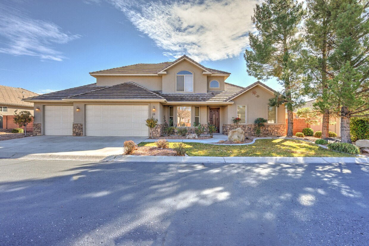 Foto principal - Beautiful St. George Home - Community Pool...