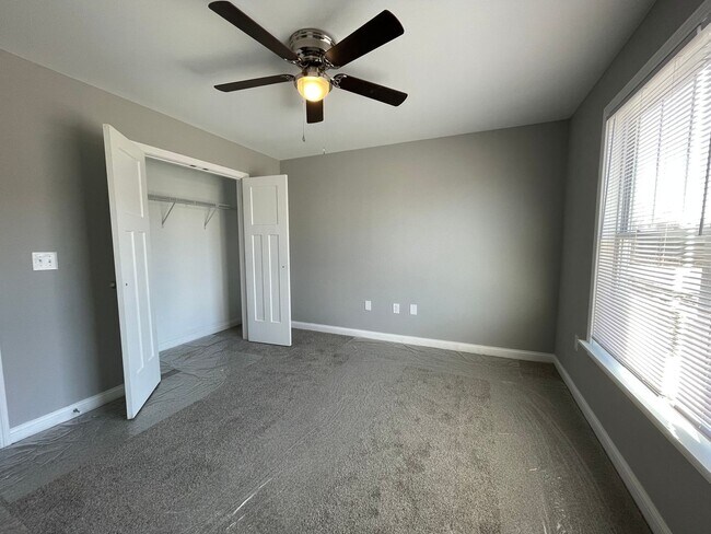Foto del edificio - 121/123 Tucker Ln