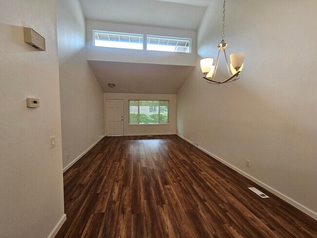 Foto del edificio - Renovated 2/2 Condo - Cupertino Schools - 2 Car Garage!