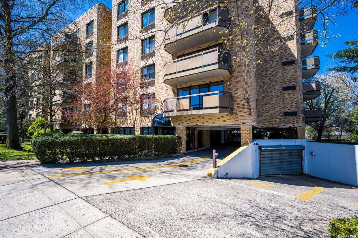 Foto principal - 141 Great Neck Rd
