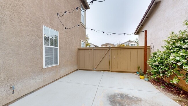 Building Photo - 3 Bedroom 2.5 Bath Home Available for Long...