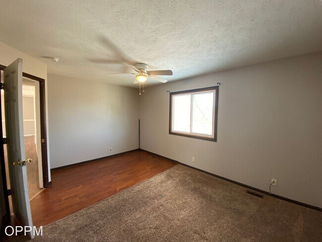 Building Photo - 3 br, 1.5 bath House - 4906 S. 145th Cir