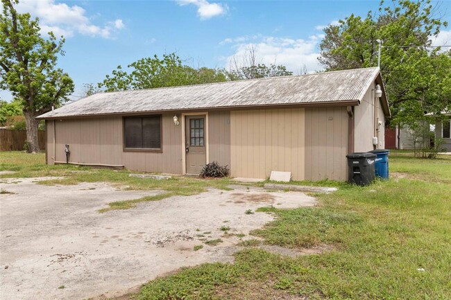 Building Photo - 1020 Oasis St