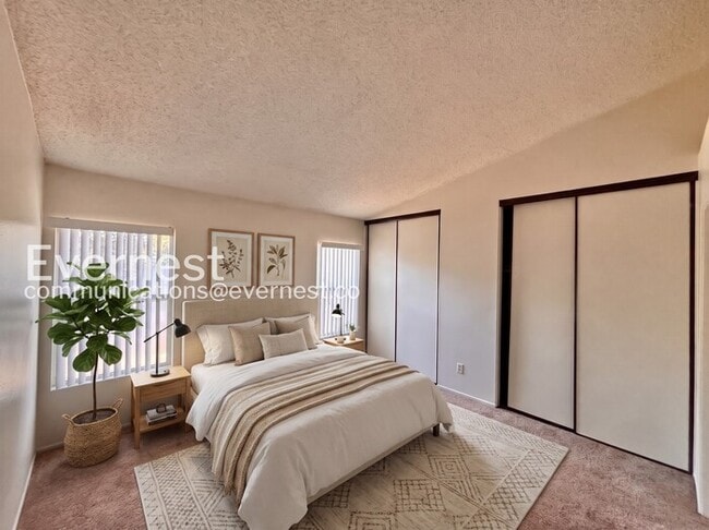 Building Photo - 2 Bed, 1 Bath Home with Garage / Pet-Friendly / Vouchers Accepted / Available Soon!