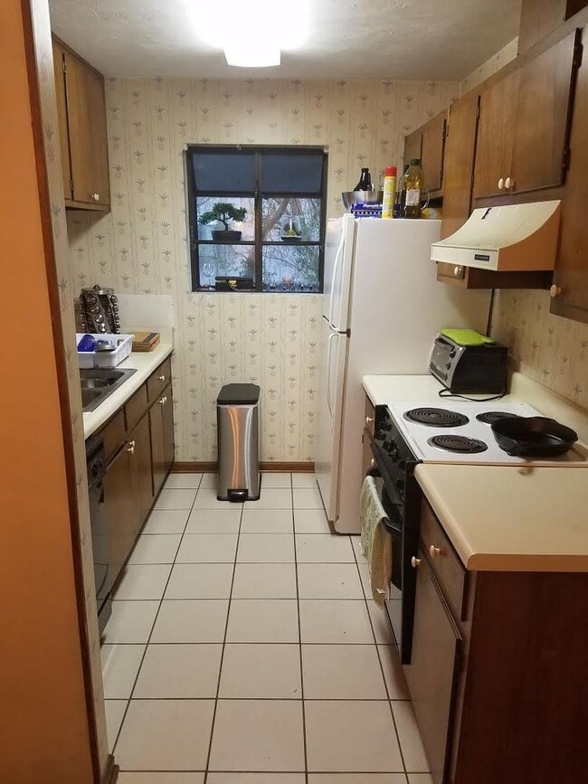 Building Photo - Two-Story 2 bed/2bath townhouse off Park Avenue!