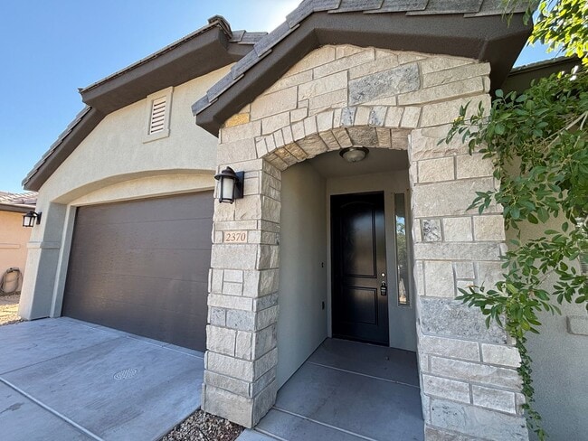 Building Photo - SPACIOUS HOME FOR RENT!