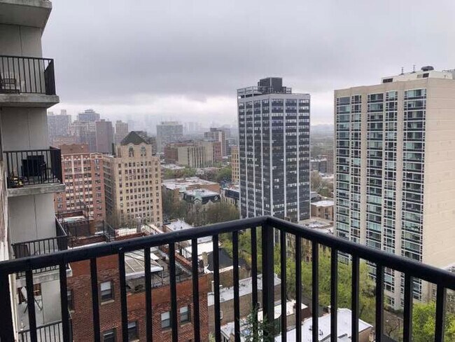 Foto del edificio - 2740 N Pine Grove Ave