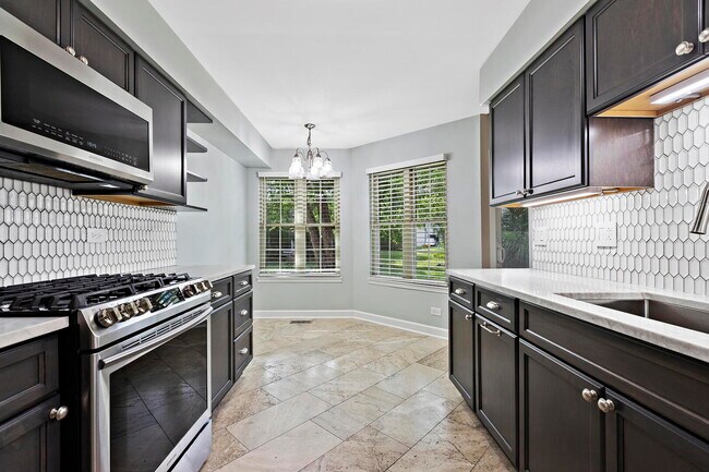 Foto del edificio - 728 Brandon Pl