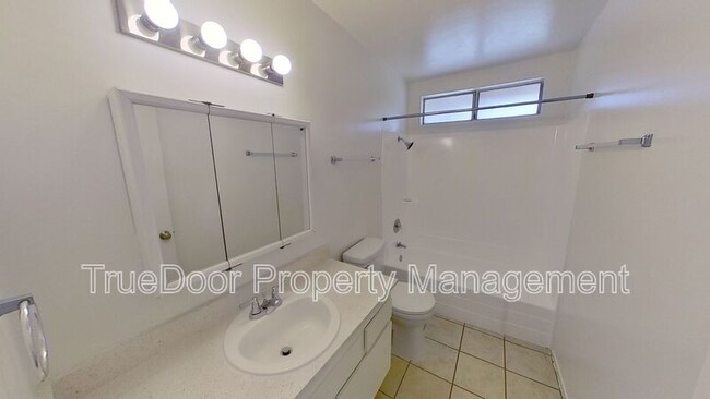 Building Photo - 563 N Tustin Ave