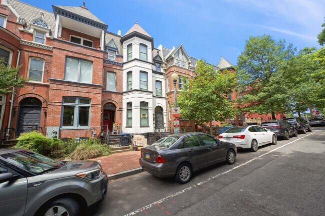 Foto del edificio - Recently Renovated, High-End, 2 Bed / 2 Ba...