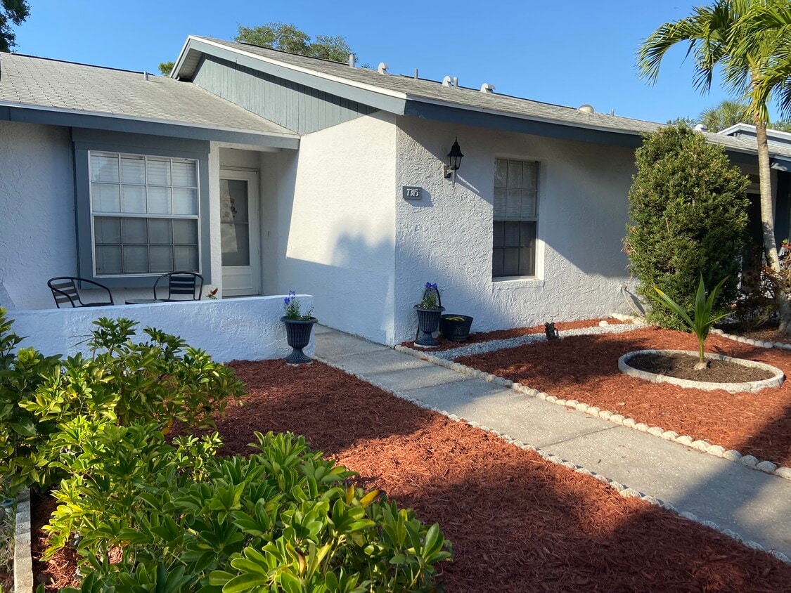 front yard - 7315 Parkside Villas Dr
