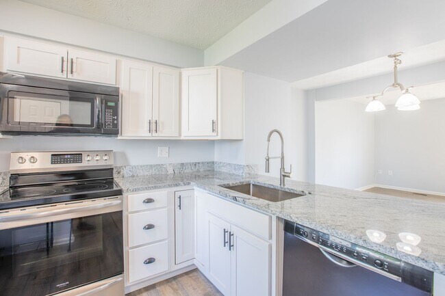 Building Photo - Lovely 2 BR/1.5 BA Townhome in Elkridge!