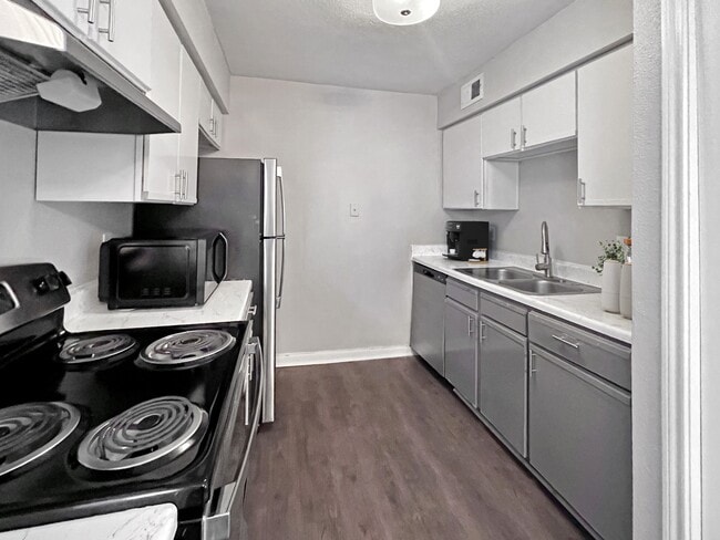 Sunlit kitchen with stylish finishes - Memorial Fountain