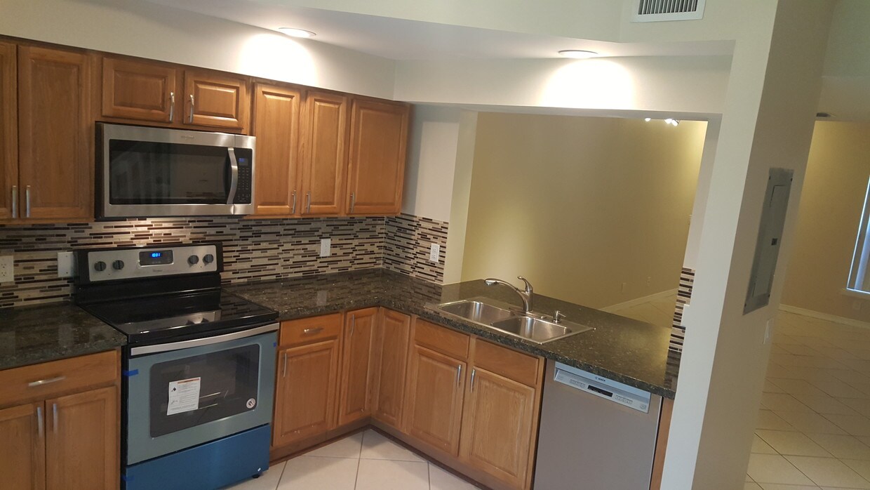 Foto principal - 9825 NW 56th Pl
