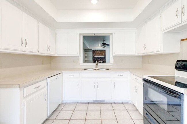 Building Photo - Fabulous 3 Bed/2 Bath Duplex with Open Flo...