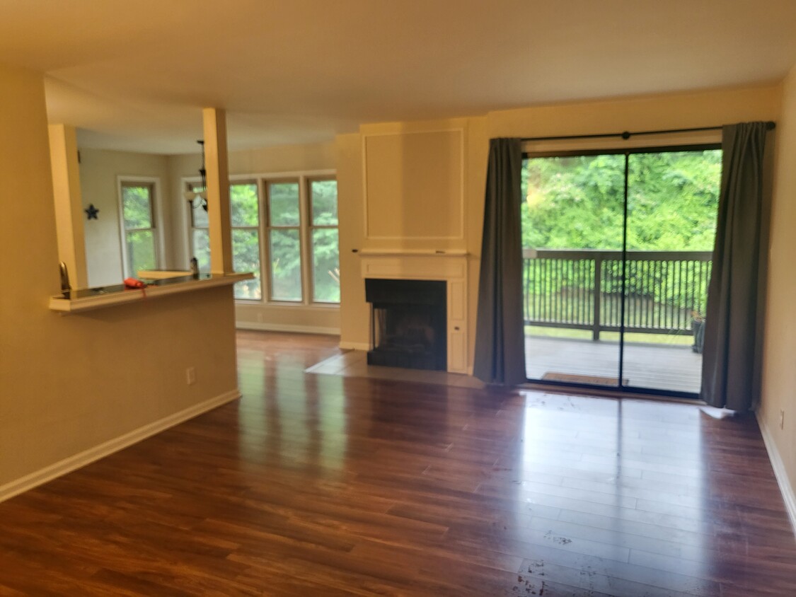 Living area and balcony - 1111 Garden Ct