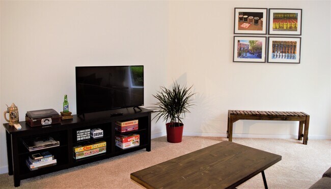 Smart TV de 43" (incluye más de 40 canales a través de antena digital, nota: sin cable) - 2125 Southend Drive