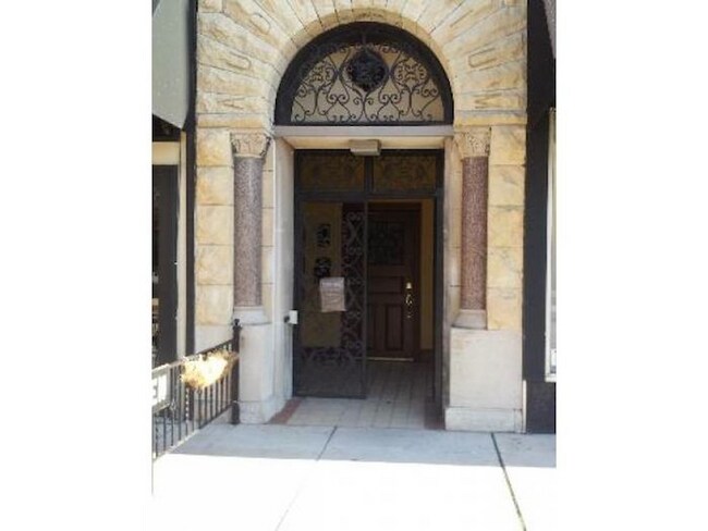 Building Photo - 150 N Chicago St