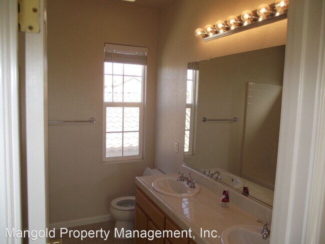 Building Photo - 3 br, 2.5 bath House - 212 Oak Avenue