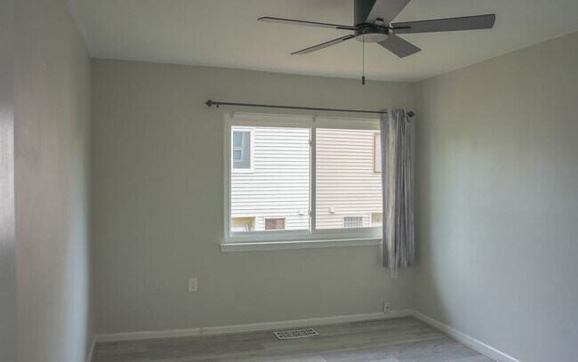 Foto del edificio - 8622 Village Square Dr