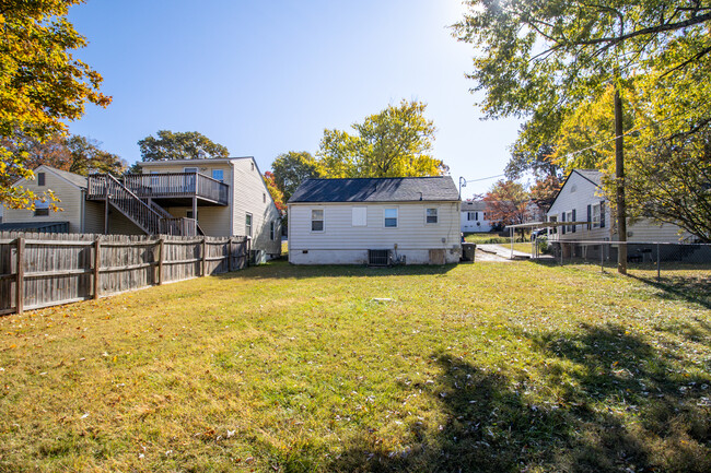 Building Photo - 909 E Columbia Ave