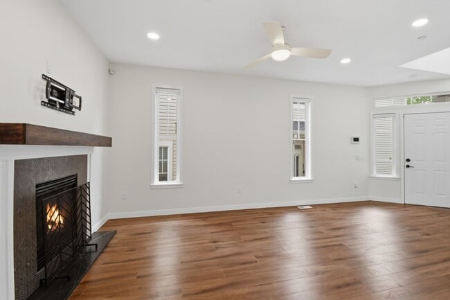 Building Photo - 3Bd/2.5Ba Edmonds Townhome