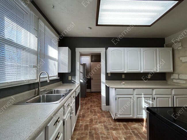 Foto del edificio - 110 W Cheyenne Rd