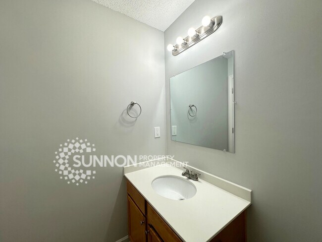 Building Photo - 3 Bedroom 2.5 Bathroom Located in Oak Hill