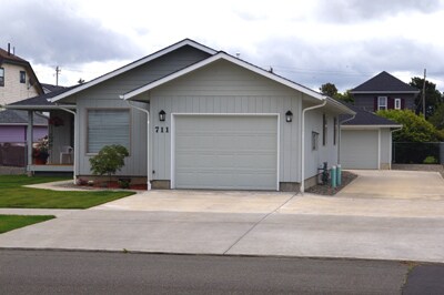 Building Photo - 1 bedroom, 1 bath newer condo style duplex!