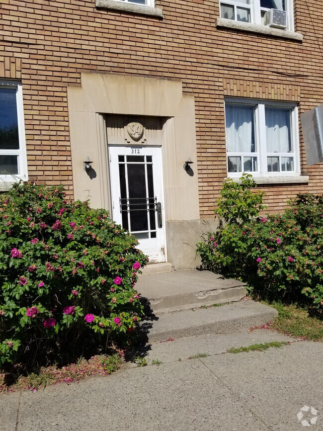 Apartments, Condos and Houses under C2,500 in Thunder Bay, ON 4 Rentals