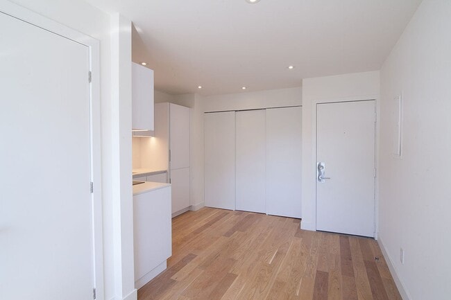 Building Photo - 25 Av des Pins O