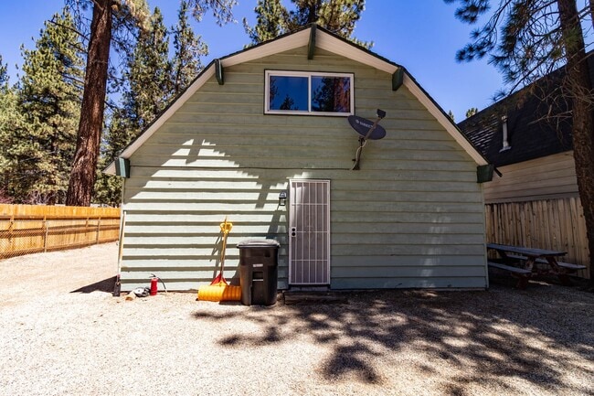 Building Photo - 804 Robinhood Blvd