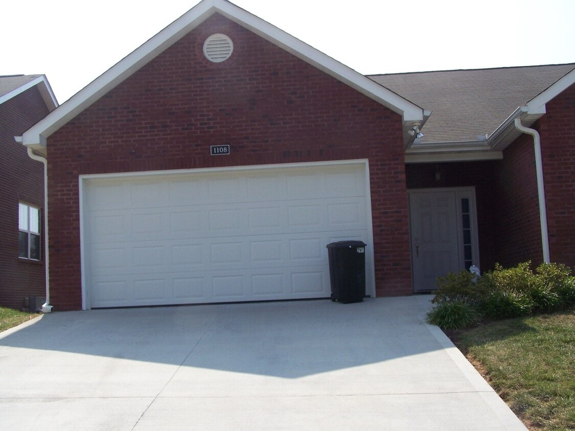 Foto principal - 3 bed, 2 bath, 2 car garage townhouse w/ b...