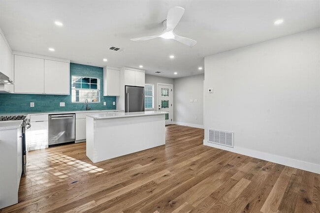 Building Photo - 827 Gullett St