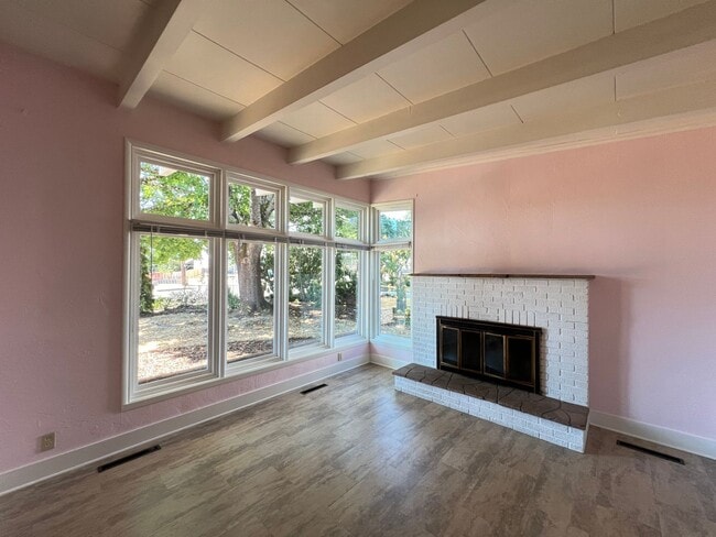 Building Photo - Charming South Hills Home