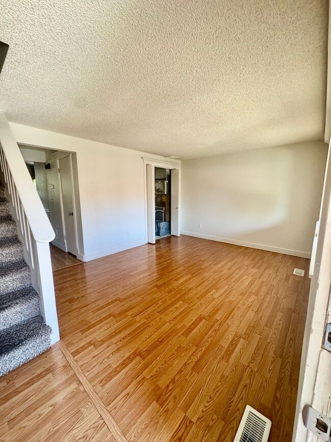 Building Photo - Great location 2 bedroom Condo