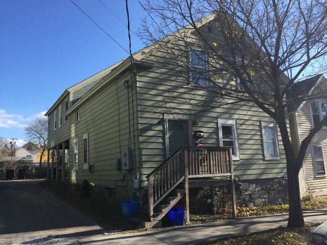 Building Photo - 196 Pine St
