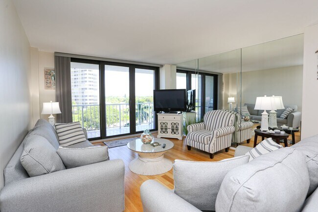 Foto del edificio - ** 2 BEDROOM 2 BATH CONDO RIGHT ON THE BEA...