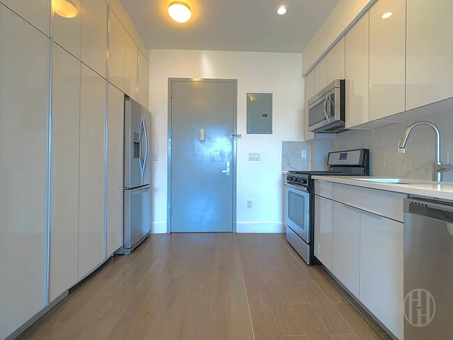 Foto del edificio - 399 E 8th St