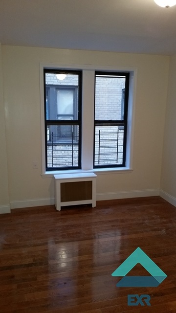 Primary Photo - 220 E 18th St